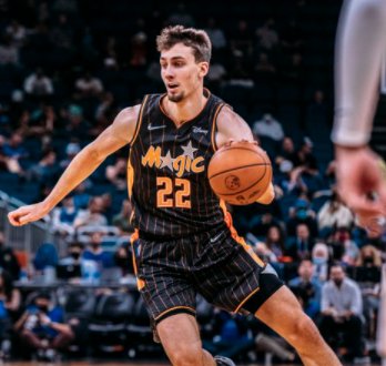 为他在场上 为他在场上